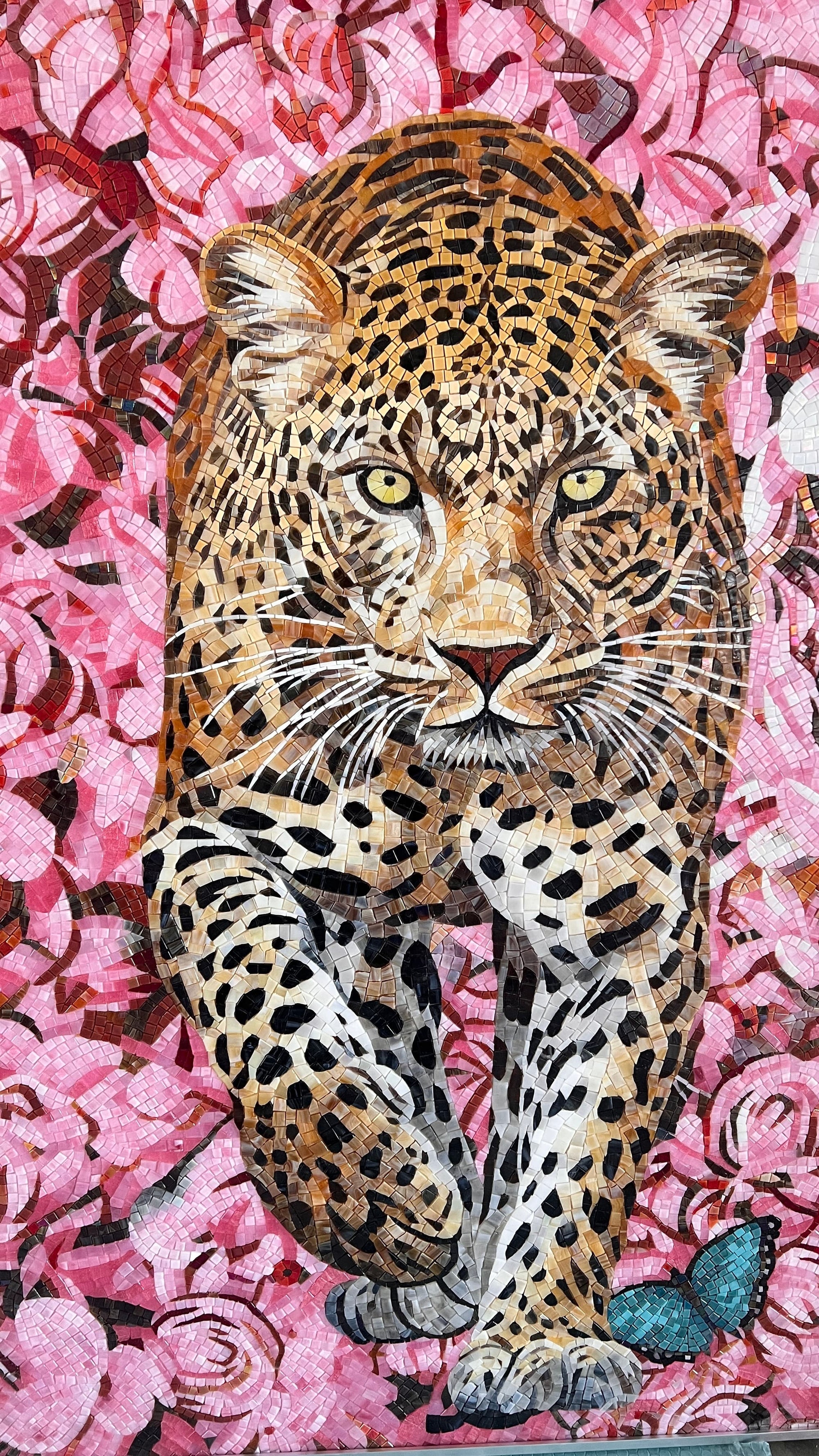 Leopard Glass Mosaic Art – Custom Animal Mosaic Tile with Floral Background for Pool & Wall Decoration